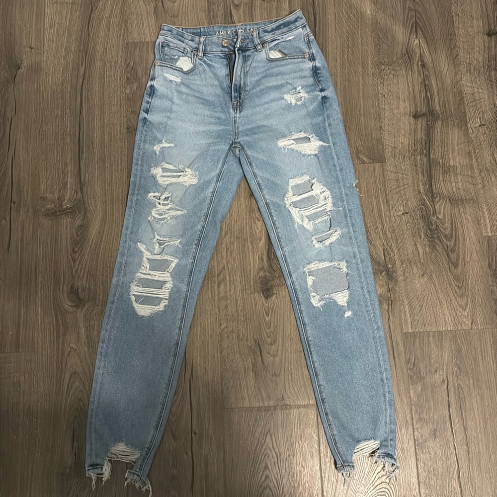 American Eagle ripped jeans
Size: US 2 long
Color: Blue